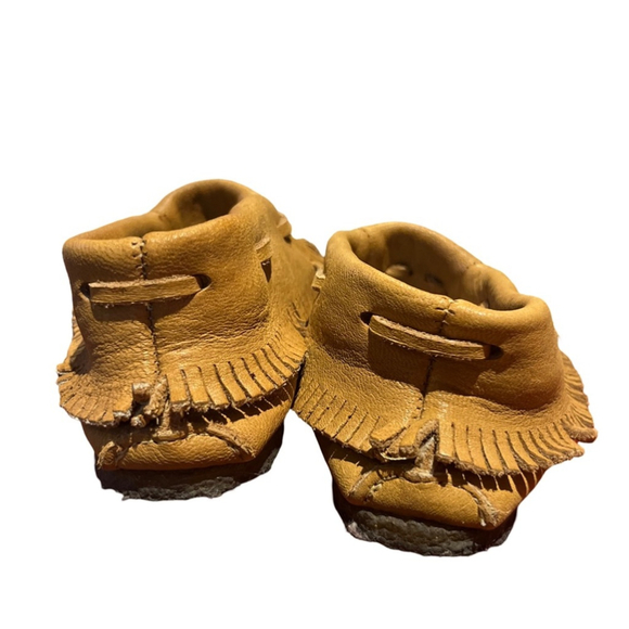 Laurentian Chief Moccasins, fringed, fringed flap, beaded. - size 4.5 - Picture 4 of 5